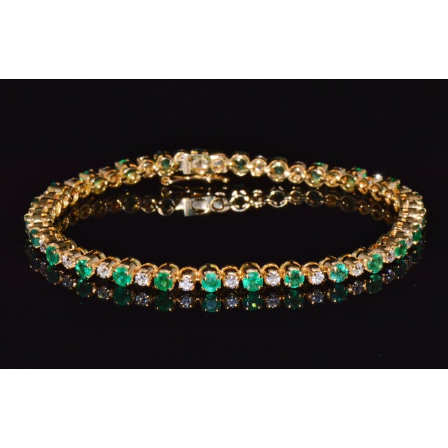 Late 20th Century Certified Natural 4.90Cts vs F Diamond Emerald 18k Solid Gold Tennis Bracelet For Sale - Image 12 of 16