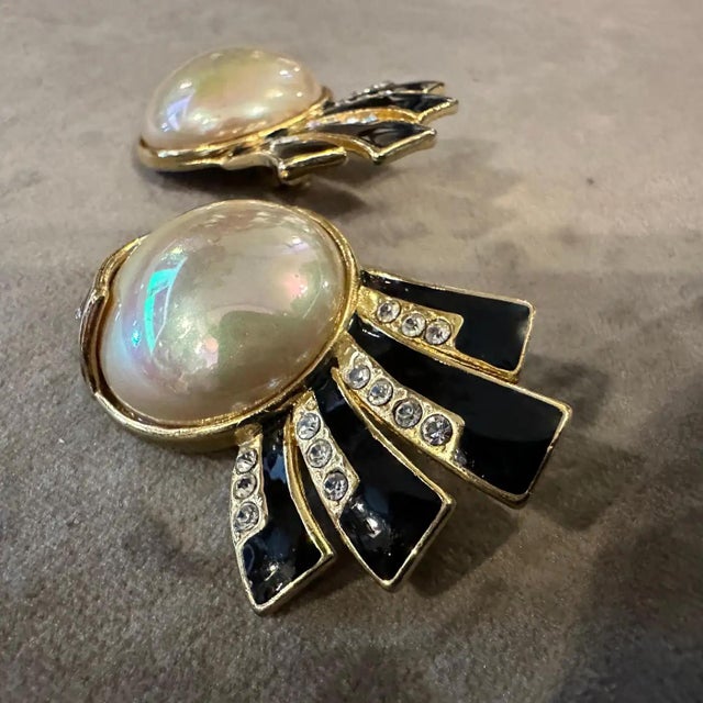 1980s Vintage Gilted Metal Black Enamel and Faux Pearls Italian Clip on Earrings For Sale - Image 10 of 12