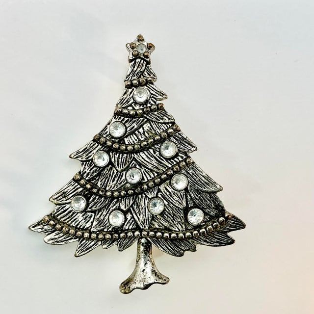 1980s Vintage Americana Boho Chic Burnished Silver Tone Bejeweled Christmas Tree Brooch. For Sale - Image 6 of 6