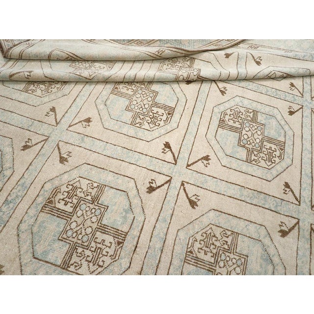 Ivory Galerie Shabab Collection Mid-20th Century Turkish Anatolian Accent Rug For Sale - Image 8 of 8