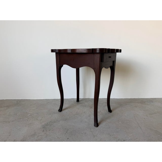 French Antique French Style Mahogany One-Drawer Side Table With Serpentine Scalloped Top For Sale - Image 3 of 12