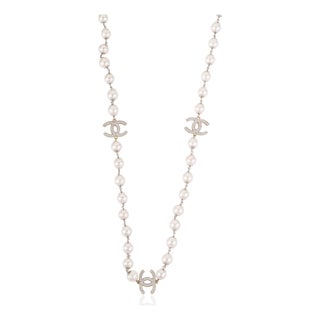 Late 20th Century Style 222.67 Ct Pearl Station Necklace With Pavé Set Interlocking CC Accents For Sale