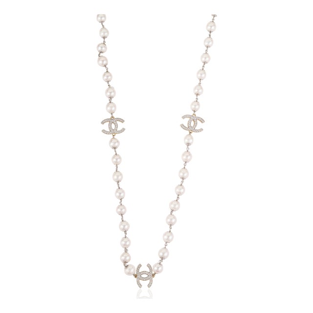 Late 20th Century Style 222.67 Ct Pearl Station Necklace With Pavé Set Interlocking CC Accents For Sale