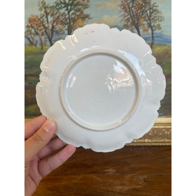 1970s Hand-Painted Cabinet Plate With Green and Gold Toned Ombre Border and Purple Floral Sprays For Sale - Image 4 of 9