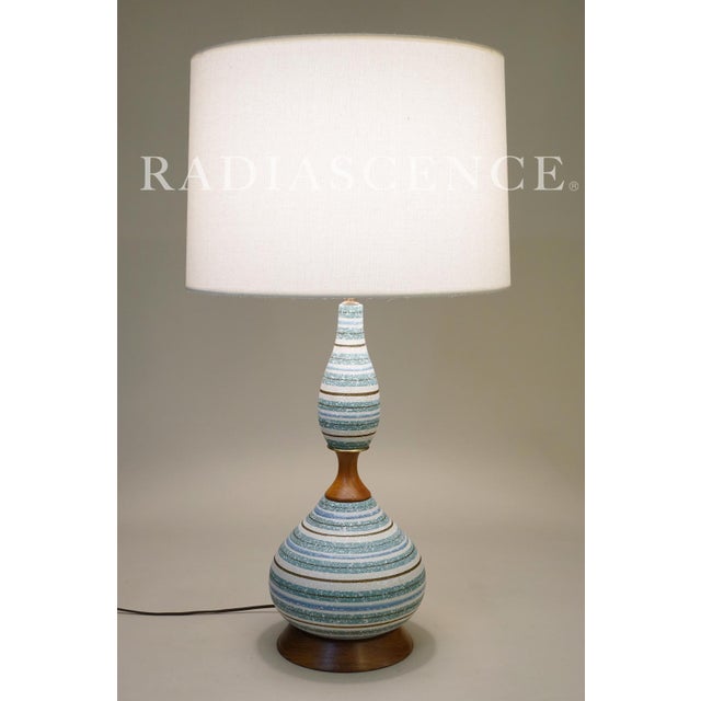 1960s Modern Phil Mar Turquoise Glaze Qourd Art Pottery Ceramic Walnut Table Lamp For Sale - Image 4 of 10