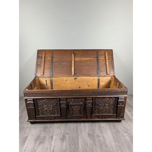 Large 19th Century Renaissance Carved Wooden Chest, in Very Good conditions. Designed before 1890