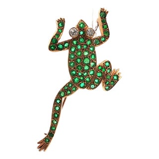 1980s 14k Yellow Gold Diamond & Emerald Frog Pin For Sale