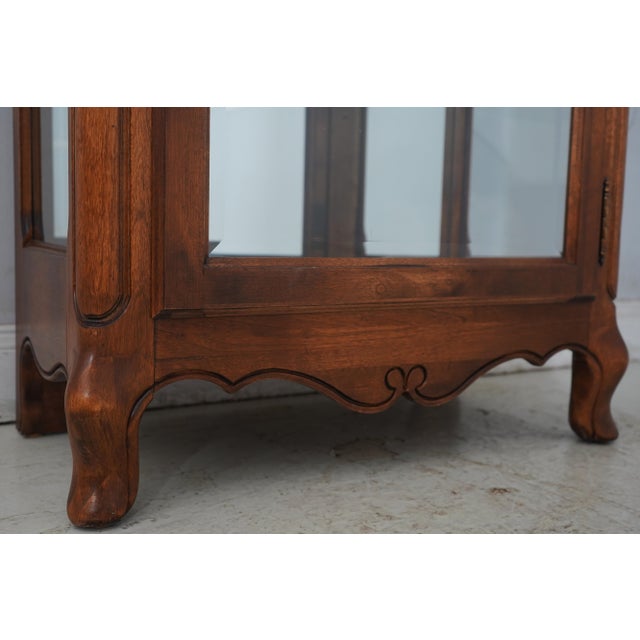 1990s Ethan Allen Country French Curio Cabinet For Sale - Image 11 of 17
