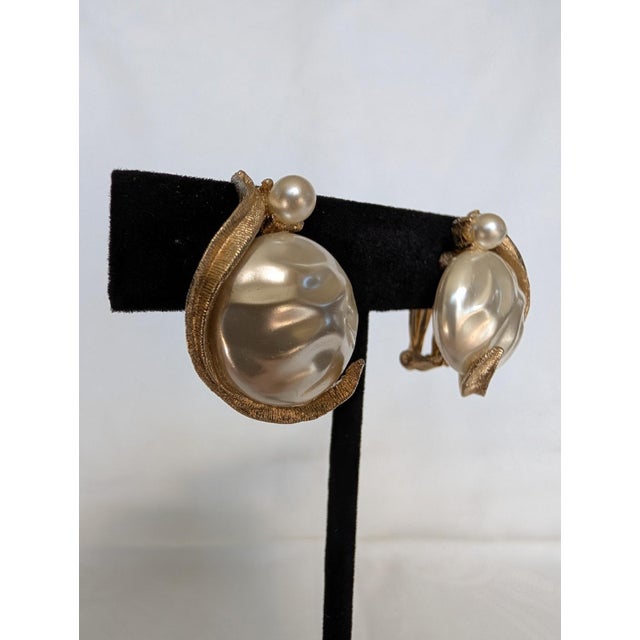 Mid-Century Modern 1950s Kramer Mabe Pearl and Gold Earrings, Pair For Sale - Image 3 of 8