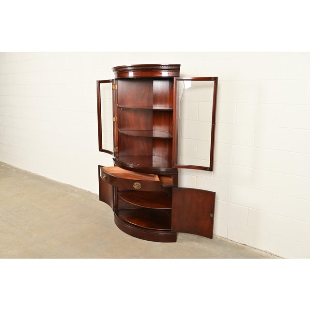 Wood Drexel Georgian Mahogany Bow Front Corner Cabinet, 1950s For Sale - Image 7 of 18
