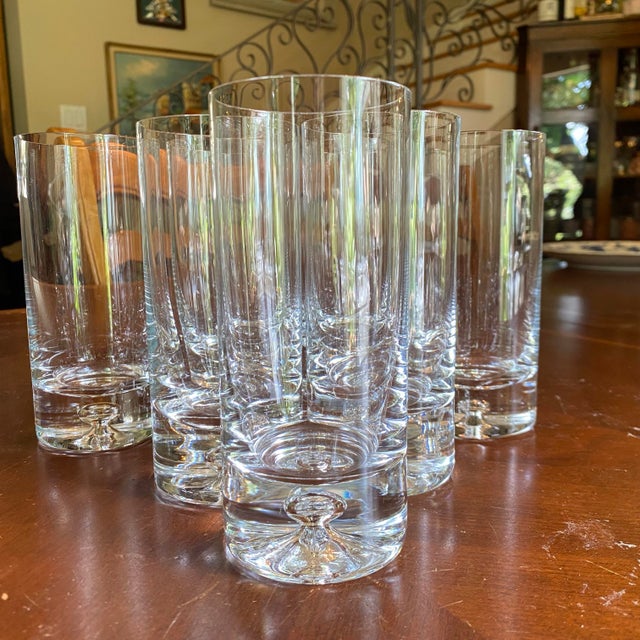 Cylindrical tumbler with a heavy distinctive suspended bubble in its heavy, thick base.