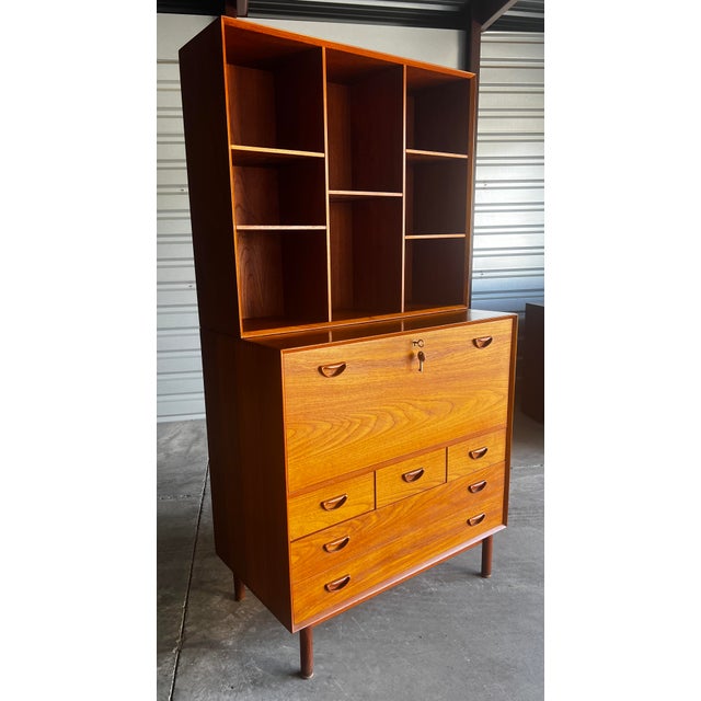 1960s Peter Hvidt & Orla Mølgaard-Nielsen for Søborg Danish Teak Desk and Hutch For Sale In Phoenix - Image 6 of 10