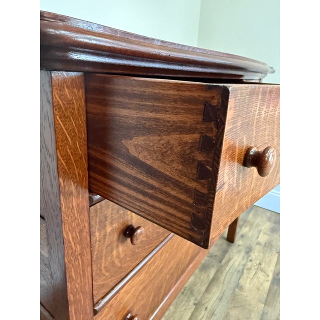Early 20th-Century Quarter-Sawn Oak Curved 5-Drawer Chest | Fully Restored For Sale - Image 11 of 15