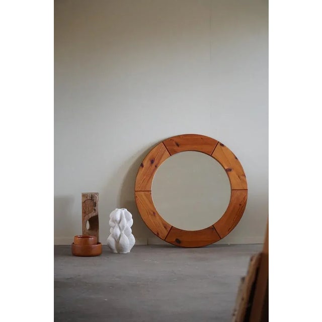 Large Round wall mirror in solid pine by Glasmäster Markaryd, Sweden, 1960. Labeled on the backside. The pine frame has a...