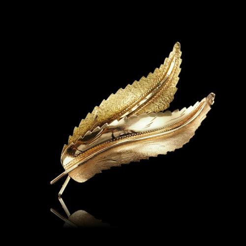 Vintage 18 Karat Gold Feather Brooch with Twin Texture For Sale - Image 15 of 18