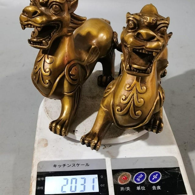 1980s Pair of Vintage Brass Chinese Guardian Lions / Pixiu Statues For Sale - Image 5 of 9
