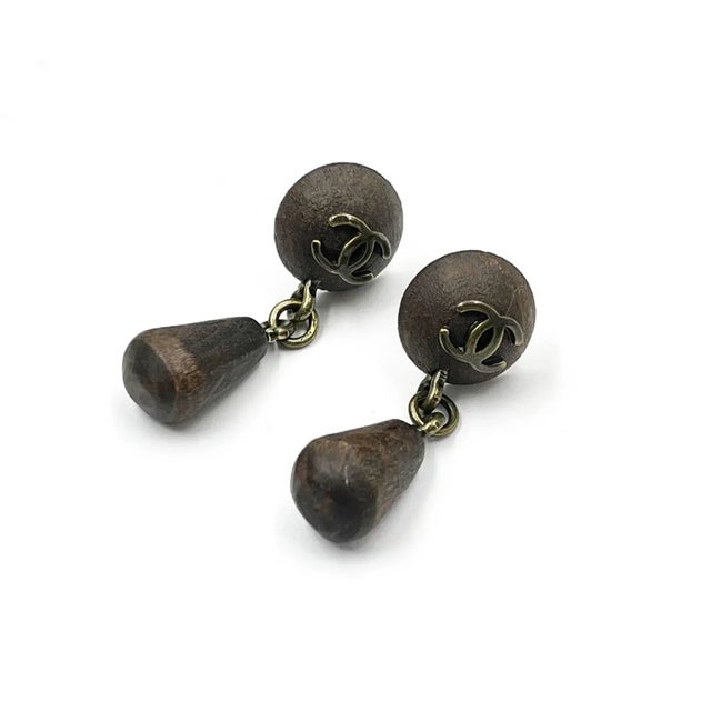 Chanel Vintage Rustic CC Wood Round Drop Dangle Piercing Earrings *Marked 98 *Made in France -Approximately 1.25″ x 0.25″...