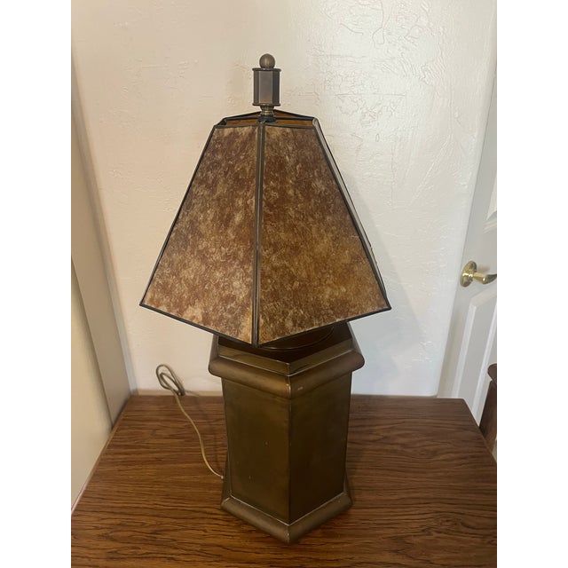 American Vintage Shaker Metal Table Lamp With an Amber Mica Hexagonal Lamp Shade For Sale - Image 3 of 12