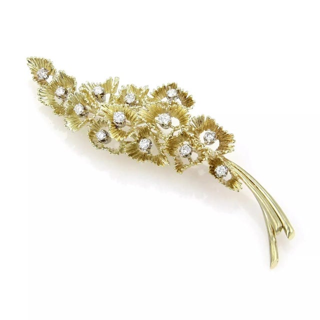 This is a large impressive and detailed design brooch pin. It is exquisitely crafted from 14k yellow gold with a fine...
