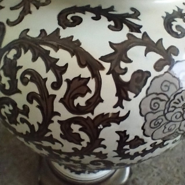 Vintage 1970s Hand-Painted Brown & White Floral Ginger Jar Table Lamp For Sale - Image 4 of 15