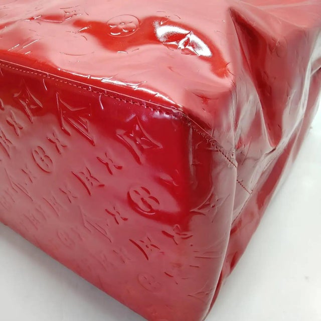 Louis Vuitton 1999 Louis Vuitton Red Vernis Patent Leather Reade Gm Huge Tote-Bag For Sale - Image 4 of 16