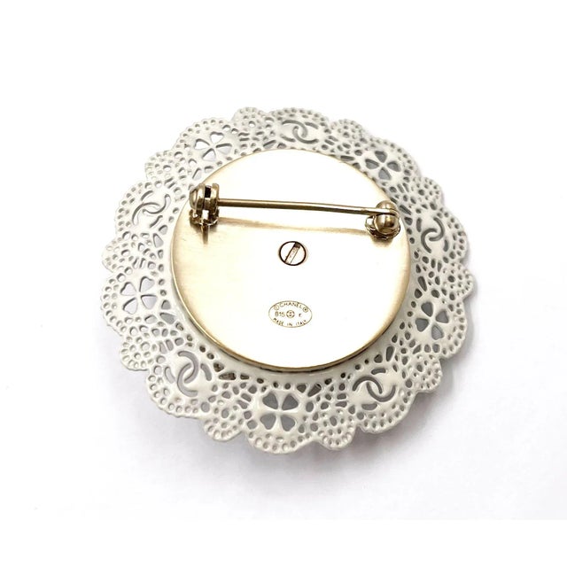 Contemporary Chanel Pearl CC White Lace Brooch For Sale - Image 3 of 3