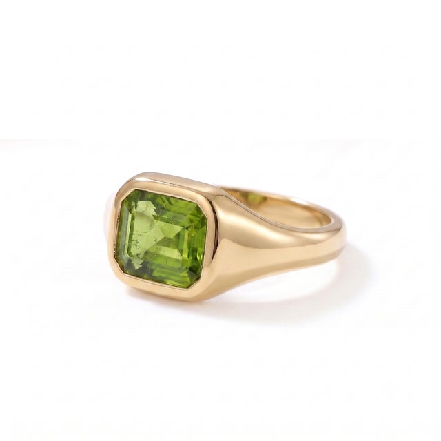 Contemporary Natural Peridot Unisex Signet Ring• Modern East West Engagement Ring • August Birthstone Ring Us 7 For Sale - Image 3 of 3