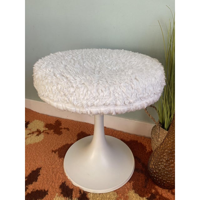 A fabulous mid-century modern tulip stool! Dating from the 1960s / 1970s, a fantastic space age design. The white round...