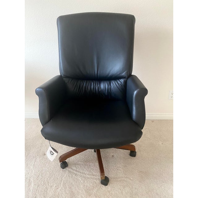 Executive Kimball International Executive Black Leather Office Desk Chair Vintage Excellent Condition For Sale - Image 9 of 10