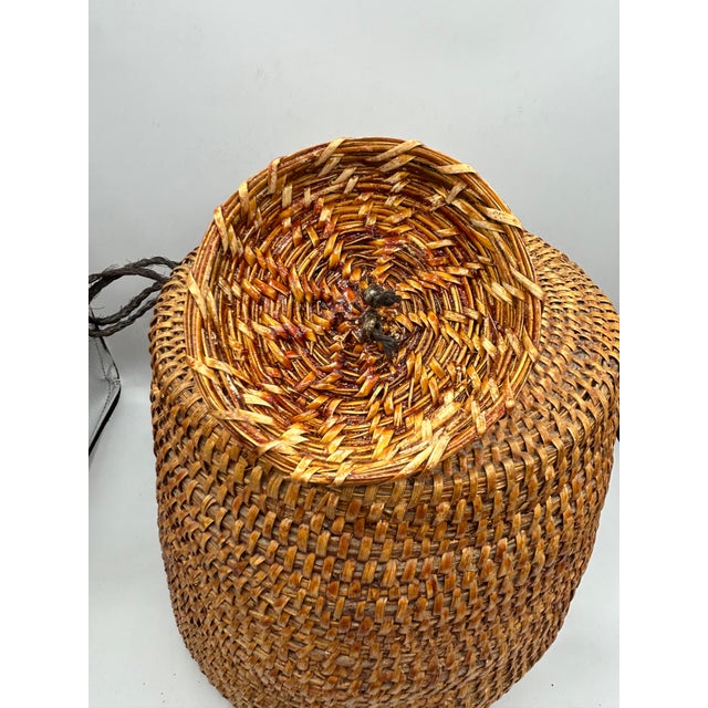 Tan Apache Tus Pitch-Coated Lidded Basket With Horsehair Handles, C. 1940–1950 For Sale - Image 8 of 18