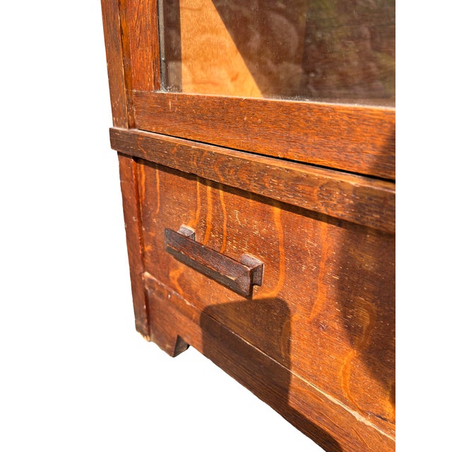 Antique Barrister Bookcase by Globe Wernicke in Tiger Oak Wood For Sale In New York - Image 6 of 12