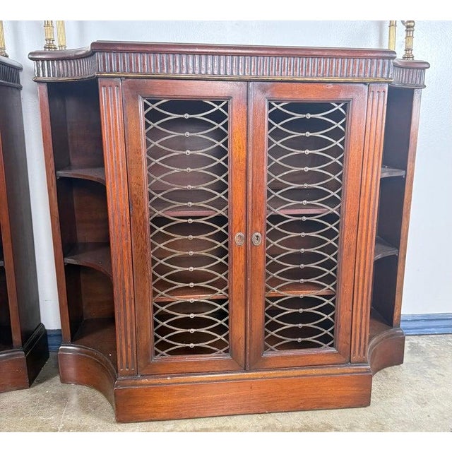 A refined and beautifully proportioned pair of English Regency–style mahogany bookcases, dating from the early 20th...