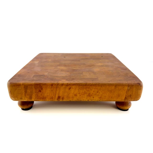 Vintage Mid Century e.l. Bruce End-Grain Footed Butcher Block, Memphis For Sale - Image 4 of 10
