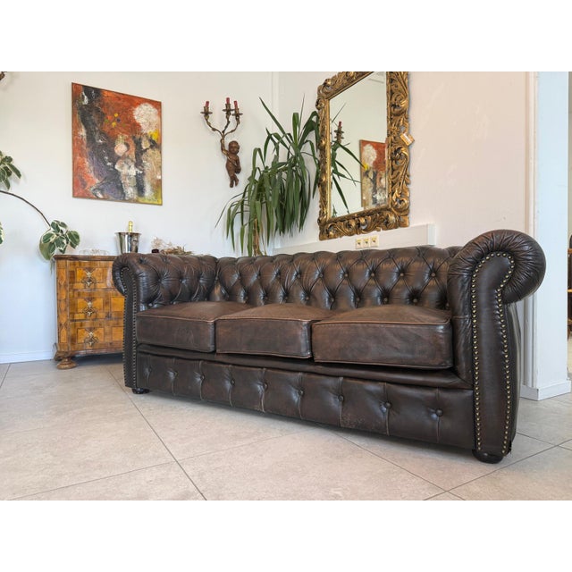 Exclusive, cozy Chesterfield 3-seater sofa. Dimensions: Height x Width x Depth 78 x 200 x 85 cm. Seat height 46 cm. For...