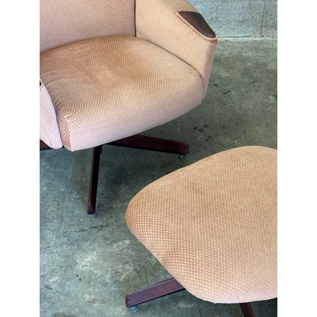 1960s Adrian Pearsall Swivel Chair and Ottoman for Craft Associates, Unmarked- A Set For Sale In Philadelphia - Image 6 of 10