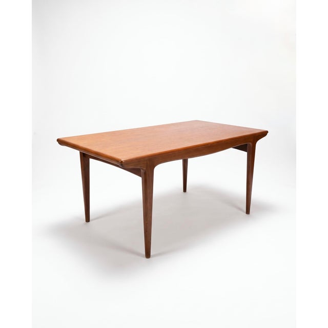 Vintage Scandinavian honey teak dining table designed by Johannes Andersen for Uldum Møbelfabrik (Denmark, circa 1960)....