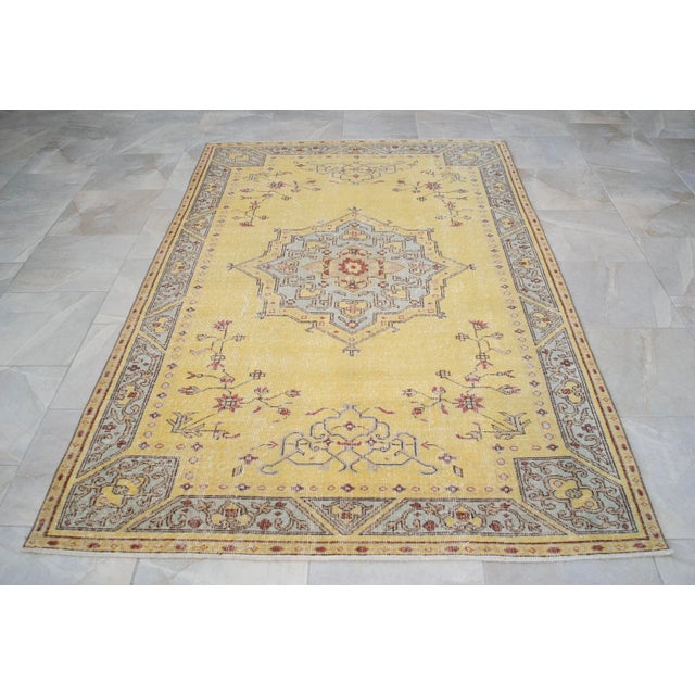 1970s Hand Knotted Yellow Oushak Carpet Medallion Pattern Turkish Rug - 5′1″ × 7′9″ For Sale - Image 5 of 13
