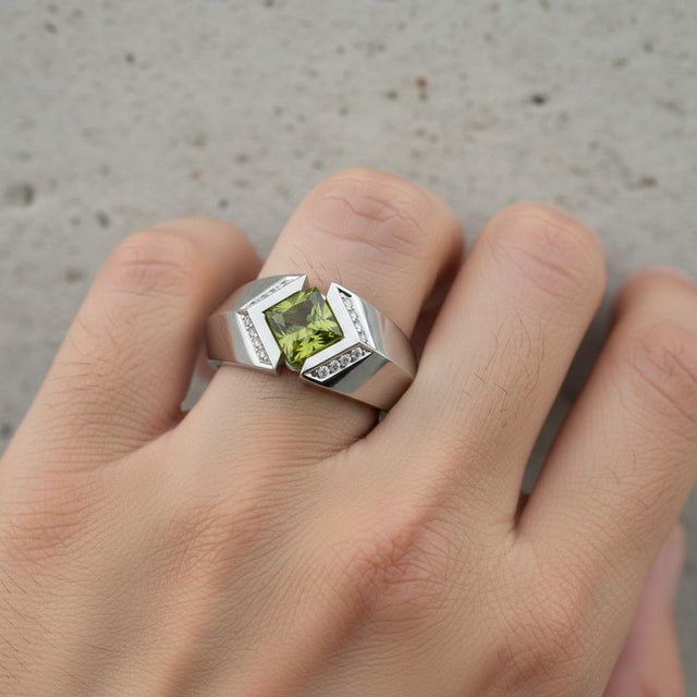 Modern Square-Cut Peridot Architectural Silver Cocktail Ring, Size 7.5 For Sale - Image 3 of 7