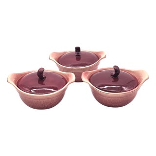 Set of 3 Hull Usa Crescent Casserole Dishes With Lids – Strawberry Maroon Glaze For Sale