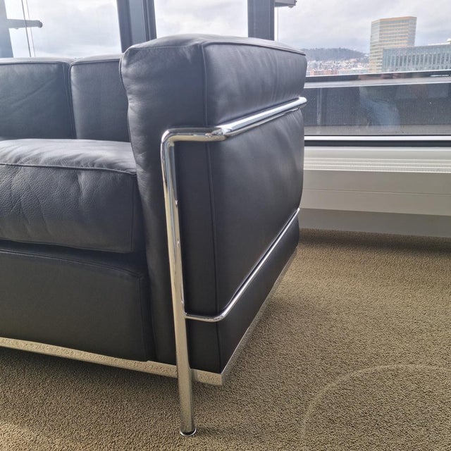 Modern LC2 Three-Seater Leather Sofa by Le Corbusier for Cassina, 1960s For Sale - Image 3 of 5