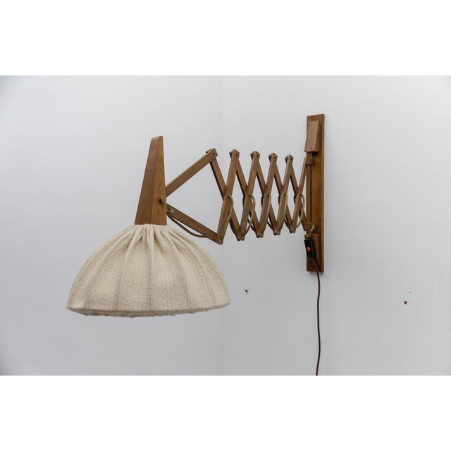Scandinavian scissor wall lamp in wood and fabric, 1960s The length is from 60cm to 150cm. The lamp is executed with 1x...