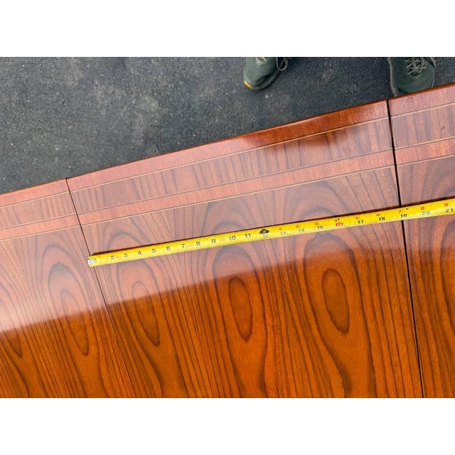 Wood Vintage George III Style Cross-Banded Top Double Pedestal Inlaid Dining Table With Leaves For Sale - Image 7 of 17