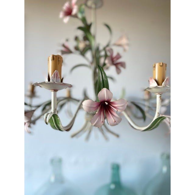 French Pink Lily Floral Tole 8-Light Chandelier attributed to Maison Chaumette, 1960s For Sale - Image 10 of 18