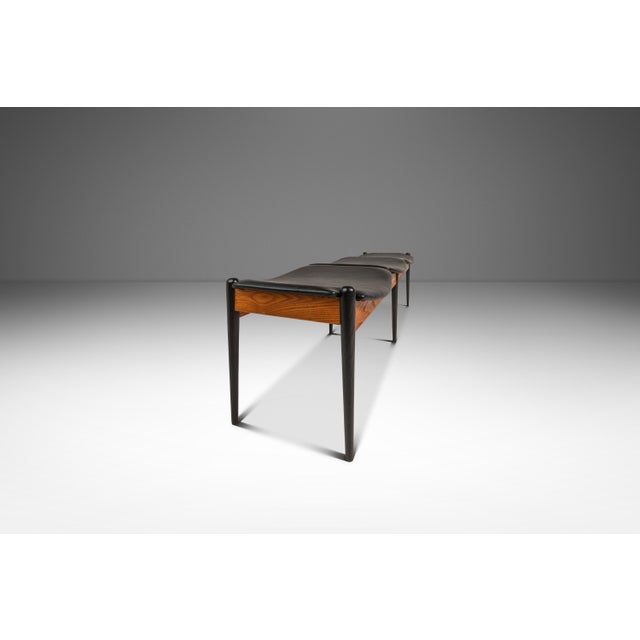 1960s Mid-Century Modern Three Seat Gallery Bench in Oak & Leather Attributed to Arthur Umanoff for Washington Woodcraft, Usa, C. 1960s For Sale - Image 5 of 17