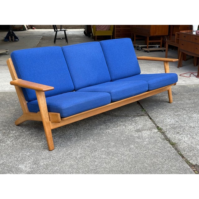Mid-Century Danish Model 290 Lounge Sofa in Oak by Hans J. Wegner for Getama, 1960s For Sale - Image 3 of 7