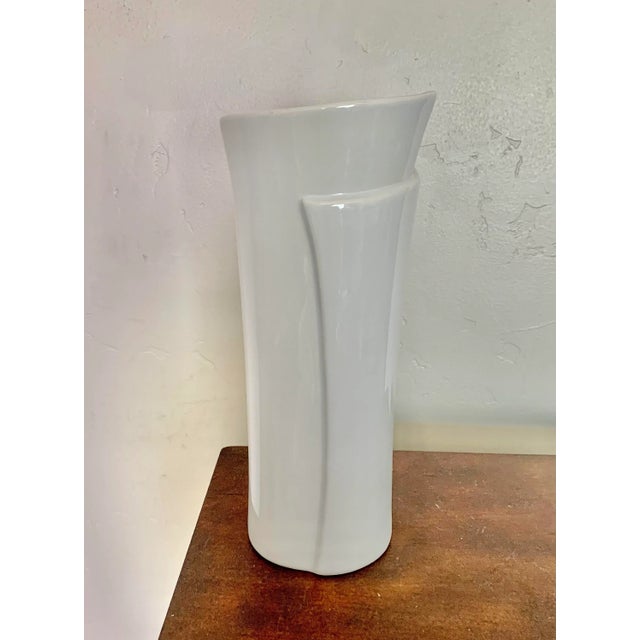 Contemporary minimalist vase with white Blanc de Chine glaze and twisted design Perfect for any modern space In excellent...