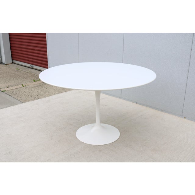 2010s Mid-Century Modern Eero Saarinen for Knoll 47" Round White Tulip Dining Table For Sale - Image 5 of 18