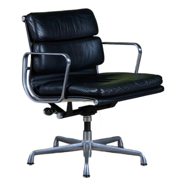Eames Soft Pad Management Chair for Herman Miller For Sale