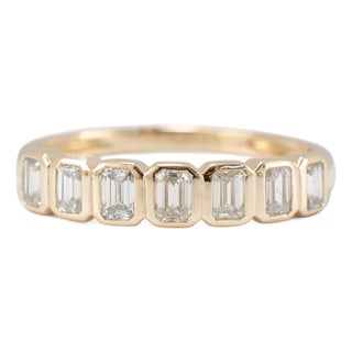 14k Yellow Gold 0.77ctw Emerald Cut Diamond Bezel Set Wedding Band Ring, Size 8 For Sale