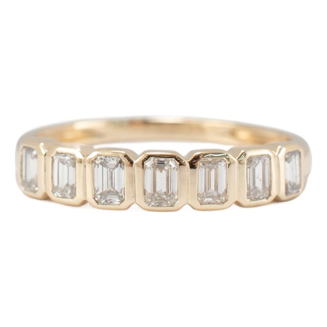14k Yellow Gold 0.77ctw Emerald Cut Diamond Bezel Set Wedding Band Ring, Size 8 For Sale